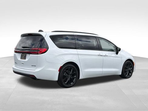 Used 2026 Chrysler Pacifica Limited w/ S Appearance Package FWD image 7