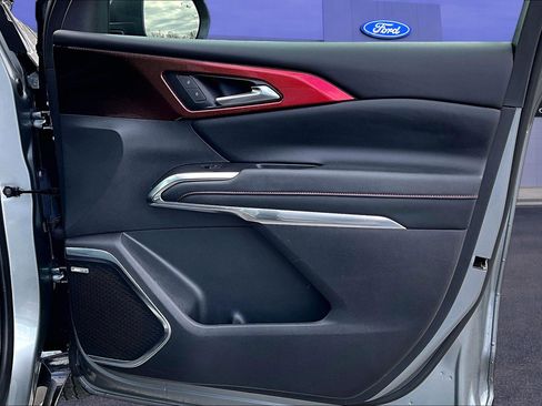 Used 2024 Chevrolet Traverse RS image 31