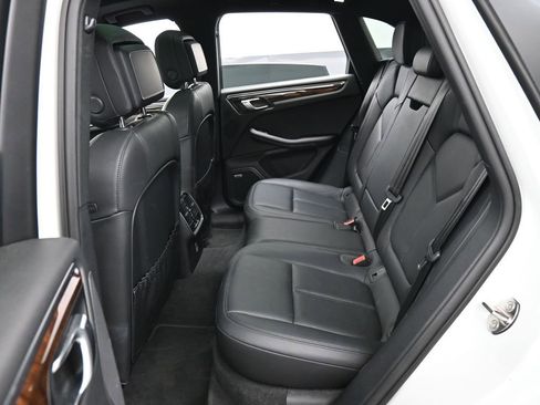 Certified 2022 Porsche Macan AWD/4WD image 24