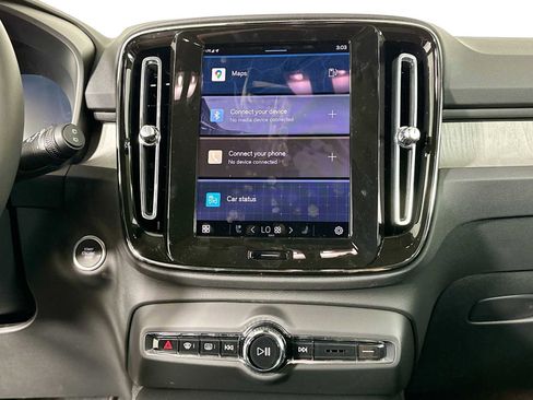 Used 2025 Volvo XC40 B5 Core w/ Climate Package image 13