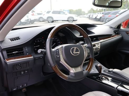Used 2015 Lexus ES 350 w/ Luxury Package FWD image 16