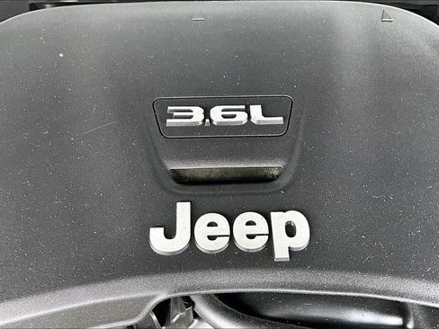 Certified 2020 Jeep Gladiator Overland AWD/4WD image 32
