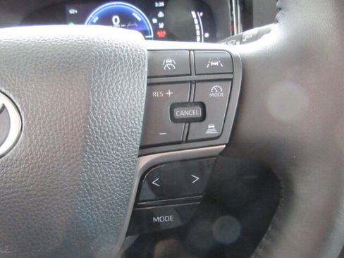 Used 2025 Toyota Camry LE w/ Convenience Package image 18