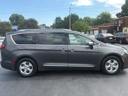 Used 2017 Chrysler Pacifica Platinum FWD image 4