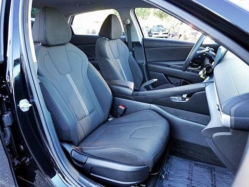 Certified 2025 Hyundai Elantra SE FWD image 18