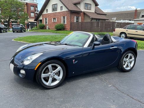 Used 2007 Pontiac Solstice Convertible w/ Premium Package RWD image 3