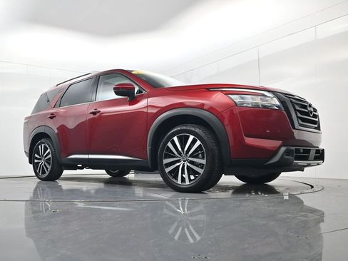 Used 2024 Nissan Pathfinder Platinum w/ Black Appearance Package AWD/4WD image 54