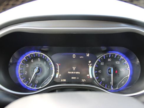 Used 2023 Chrysler Pacifica Touring-L image 21