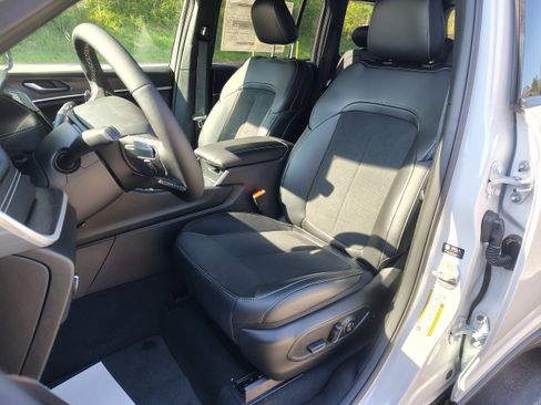 New 2026 Jeep Grand Cherokee Altitude AWD/4WD image 18