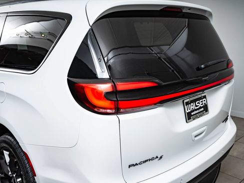 Used 2022 Chrysler Pacifica Limited w/ Uconnect Theater Family Group AWD/4WD image 9