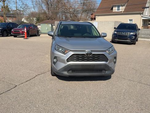 Used 2019 Toyota RAV4 XLE AWD/4WD image 3