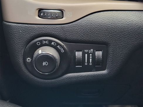 Used 2016 Jeep Cherokee Limited image 21