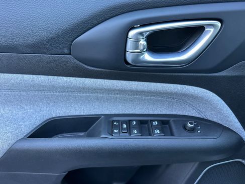 Used 2025 Jeep Compass Latitude image 12