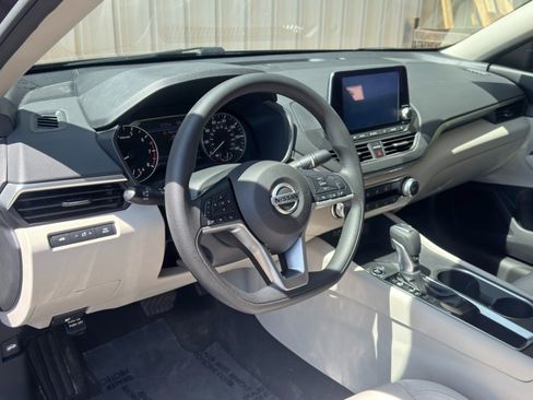 Used 2022 Nissan Altima 2.5 SV FWD image 12