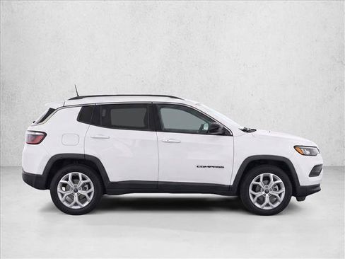 Used 2026 Jeep Compass Latitude AWD/4WD image 8