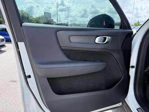 Used 2019 Volvo XC40 T4 R-Design FWD image 9