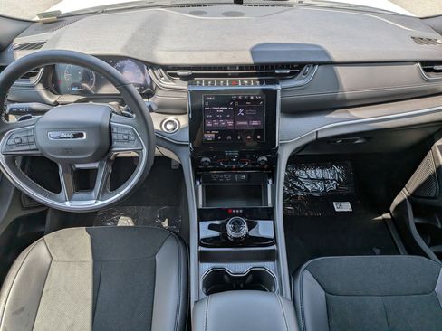 New 2025 Jeep Grand Cherokee Altitude image 27