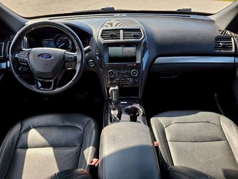 Used 2018 Ford Explorer XLT w/ Equipment Group 202A AWD/4WD image 38
