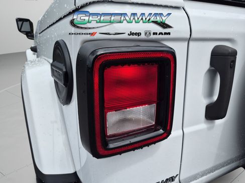 Used 2022 Jeep Wrangler Unlimited Sahara AWD/4WD image 28