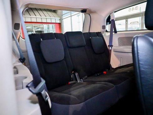 Used 2019 Dodge Grand Caravan SE w/ UConnect Hands-Free Group image 23