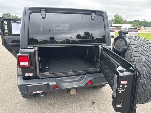 Used 2018 Jeep Wrangler Unlimited Sahara AWD/4WD image 32