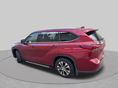 Used 2022 Toyota Highlander XLE FWD image 8