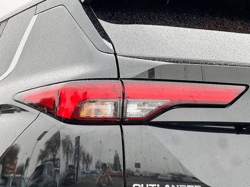 New 2025 Mitsubishi Outlander SE image 28