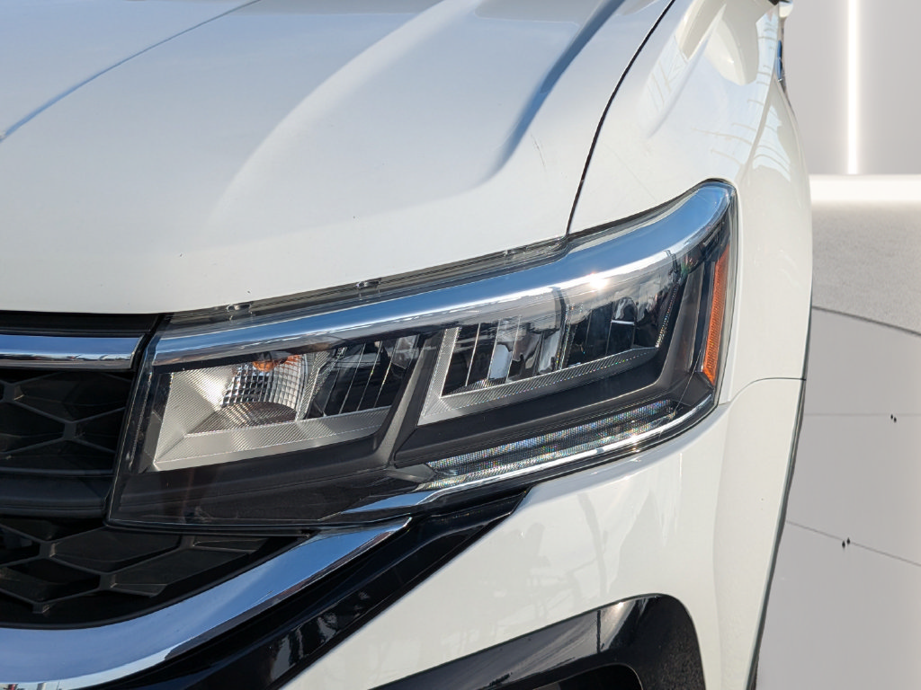 Certified 2023 Volkswagen Taos SE w/ Panoramic Sunroof Package FWD image 7