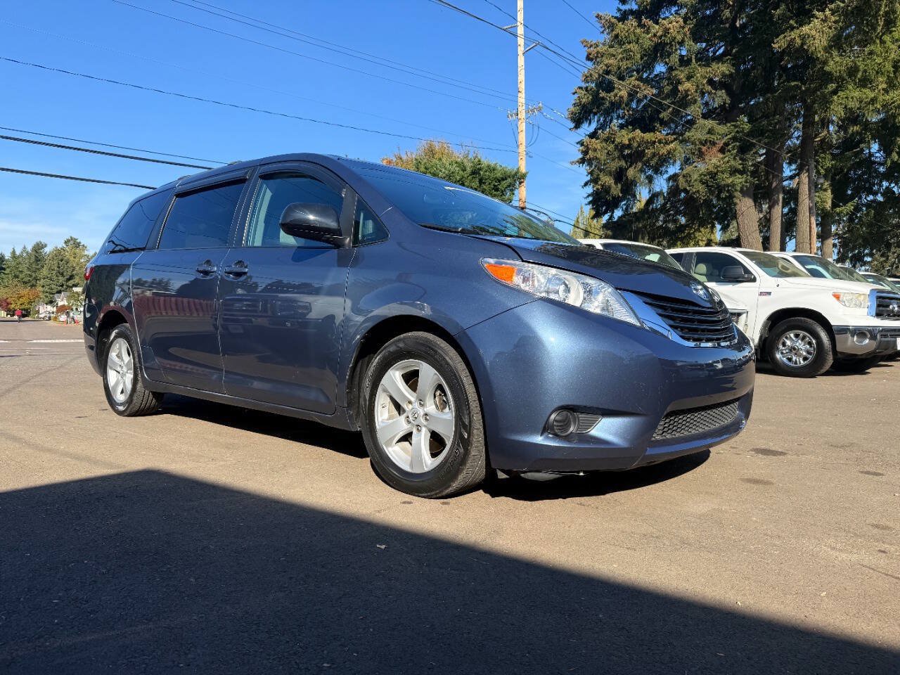 Used 2015 Toyota Sienna LE FWD image 2