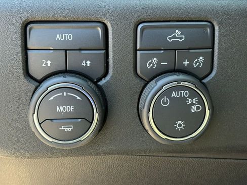 Used 2025 Chevrolet Silverado 1500 LT AWD/4WD image 31
