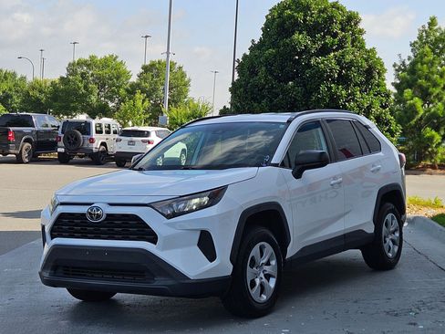 Used 2021 Toyota RAV4 LE FWD image 3