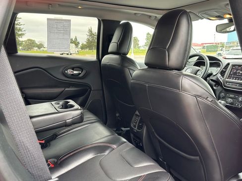 Used 2019 Jeep Cherokee Trailhawk AWD/4WD image 16