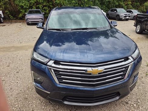 Used 2023 Chevrolet Traverse LT FWD image 2