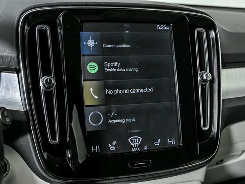 Used 2019 Volvo XC40 T4 Momentum image 32