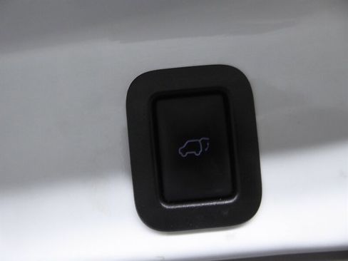 Used 2019 Toyota Highlander XLE AWD/4WD image 35
