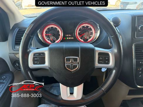 Used 2017 Dodge Grand Caravan SE w/ UConnect Hands-Free Group image 14