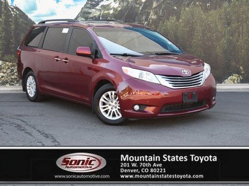Used 2017 Toyota Sienna XLE Premium FWD image 1