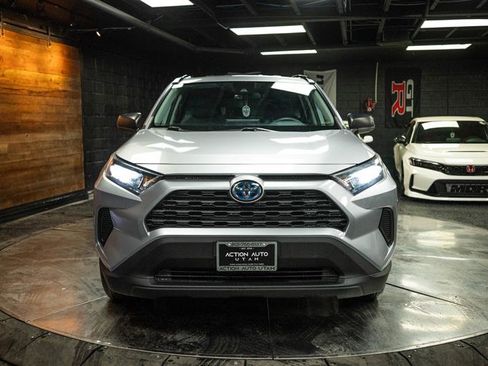Used 2021 Toyota RAV4 LE image 4