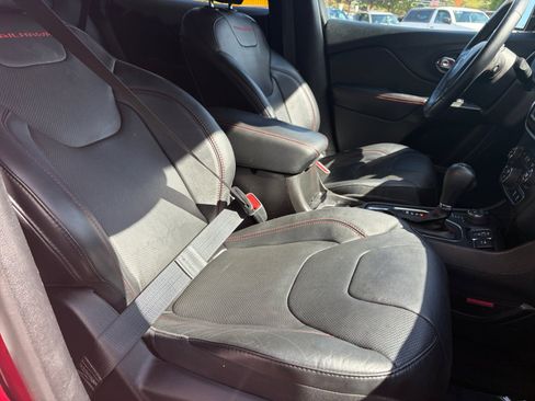Used 2019 Jeep Cherokee Trailhawk AWD/4WD image 30