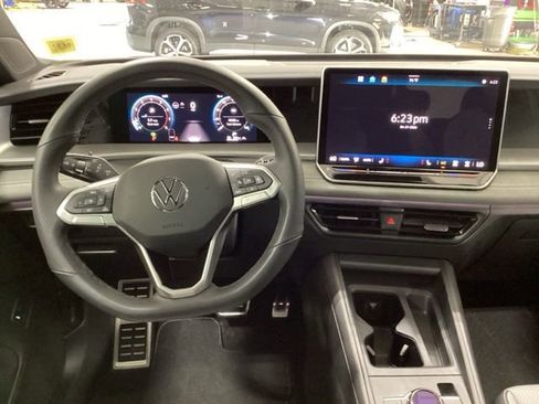 Used 2025 Volkswagen Tiguan SE R-Line AWD/4WD image 6