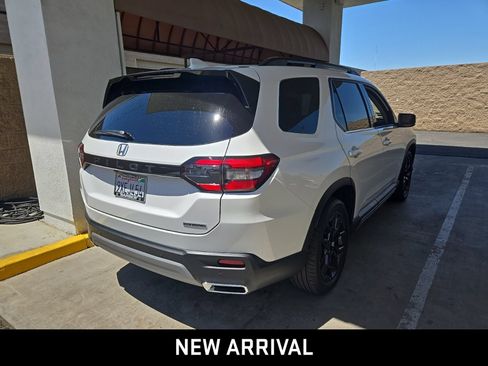 Used 2025 Honda Pilot Touring image 5