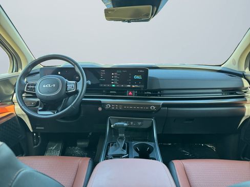 Used 2025 Kia Carnival SX Prestige image 10