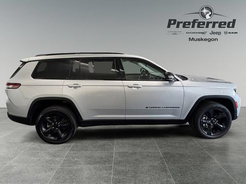 Used 2022 Jeep Grand Cherokee L Limited w/ Black Appearance Package AWD/4WD image 8