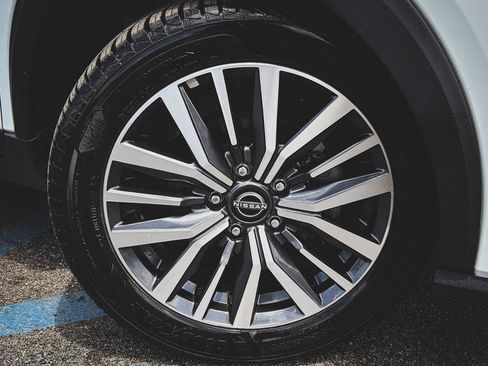 Used 2022 Nissan Kicks SV FWD image 2