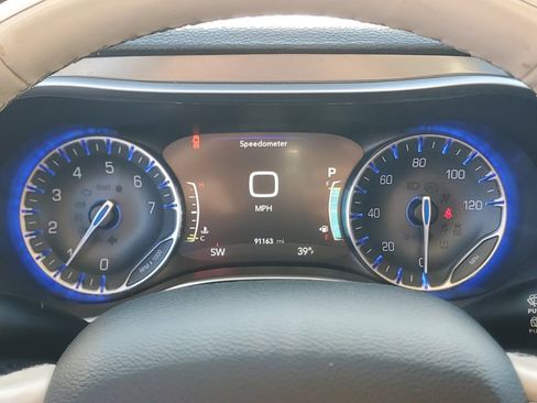 Used 2019 Chrysler Pacifica Limited image 17