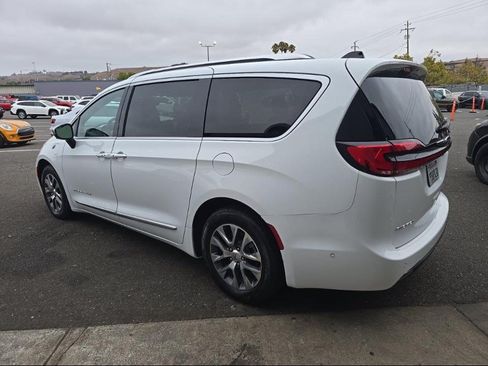Used 2025 Chrysler Pacifica Pinnacle FWD image 6