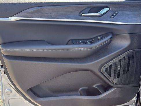 New 2025 Jeep Grand Cherokee Limited image 16