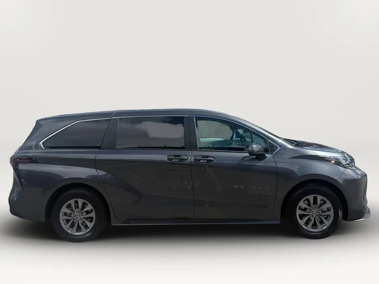 Used 2025 Toyota Sienna LE FWD image 2