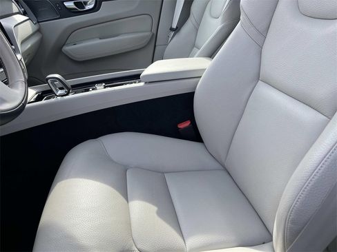 Used 2024 Volvo XC60 B5 Plus image 23
