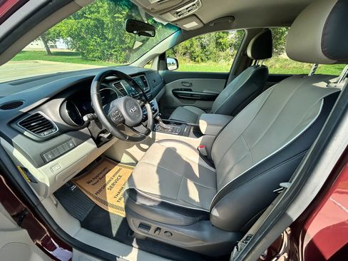 Used 2017 Kia Sedona LX w/ LX Essentials Premium Package FWD image 12